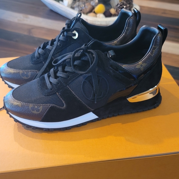 Authentic Louis Vuitton Women's Run Away Sneaker. Size 39. - Picture 13 of 13